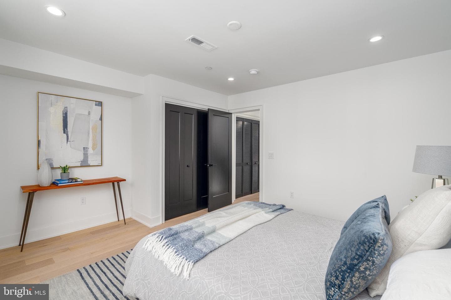 2614 E Hagert Street photo 35