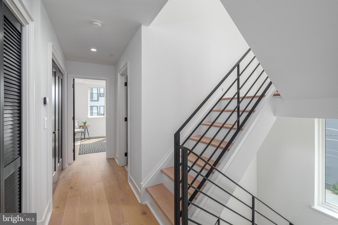 2614 E Hagert Street photo 37