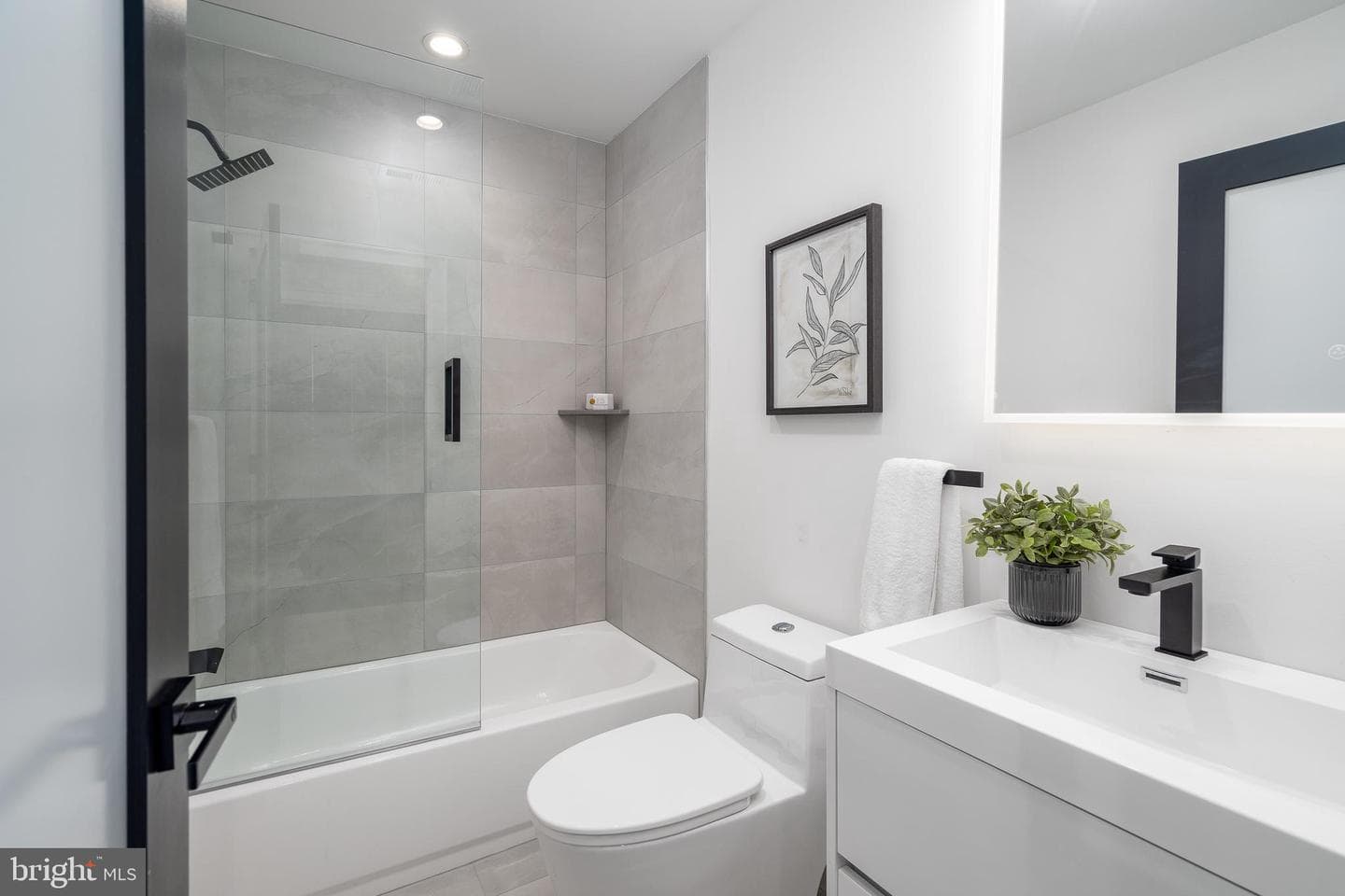 2614 E Hagert Street photo 38