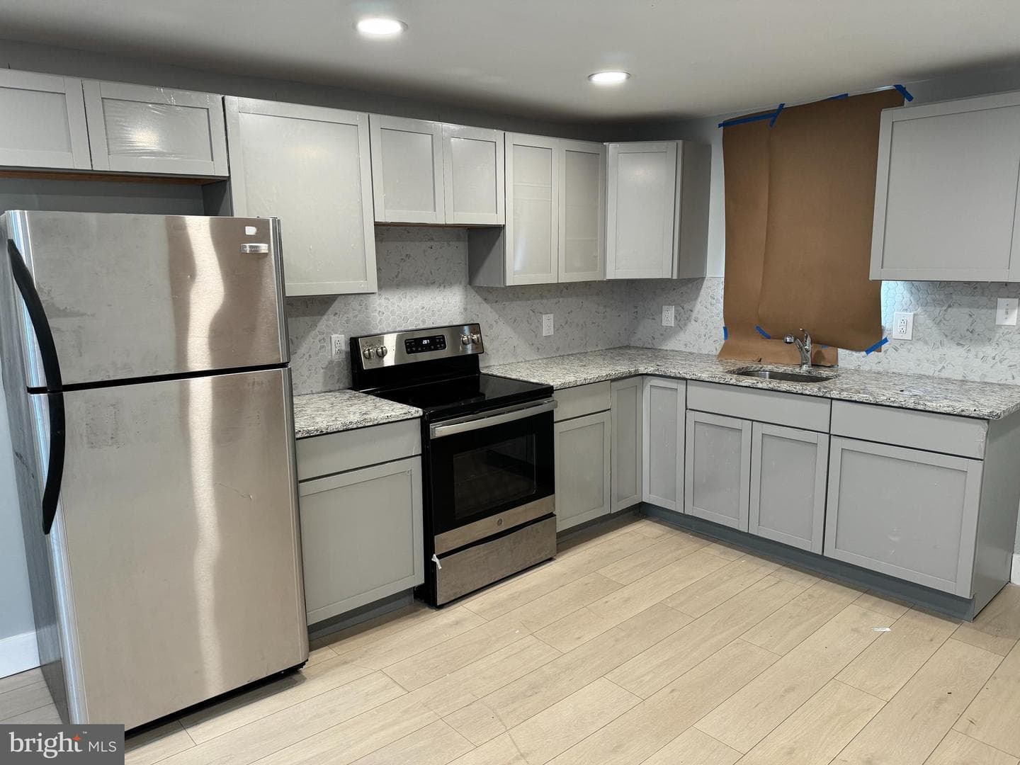 4652 James Street photo 1