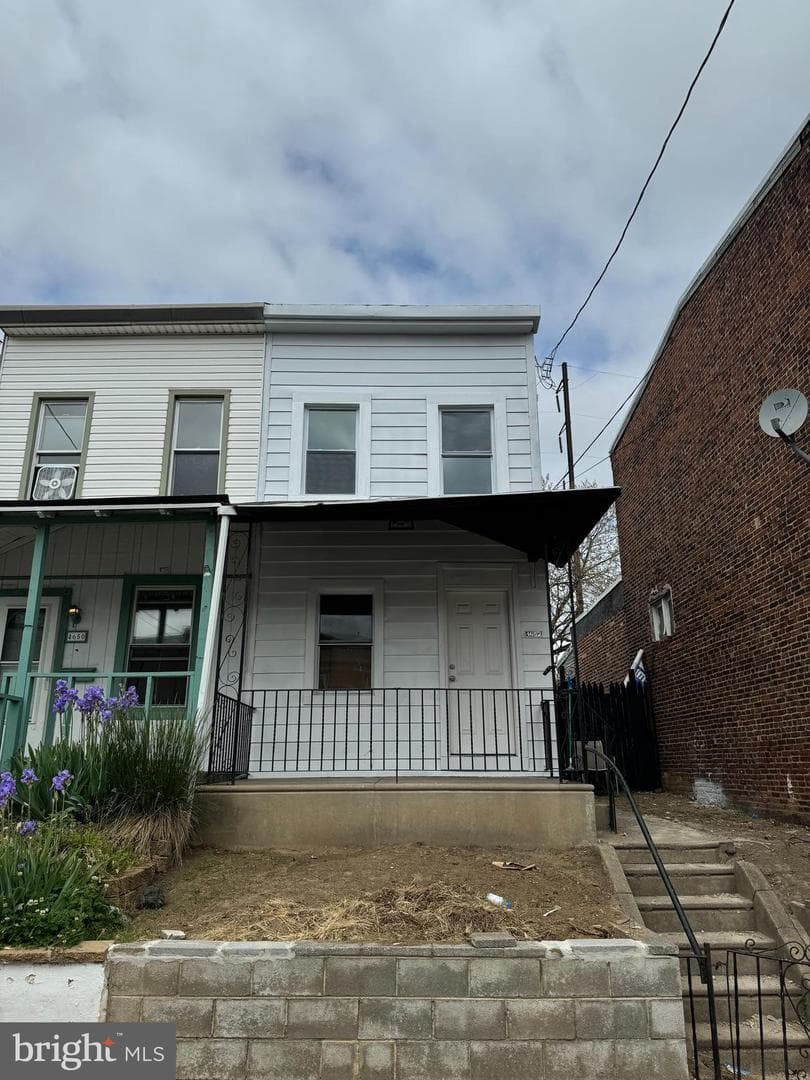 4652 James Street photo 4
