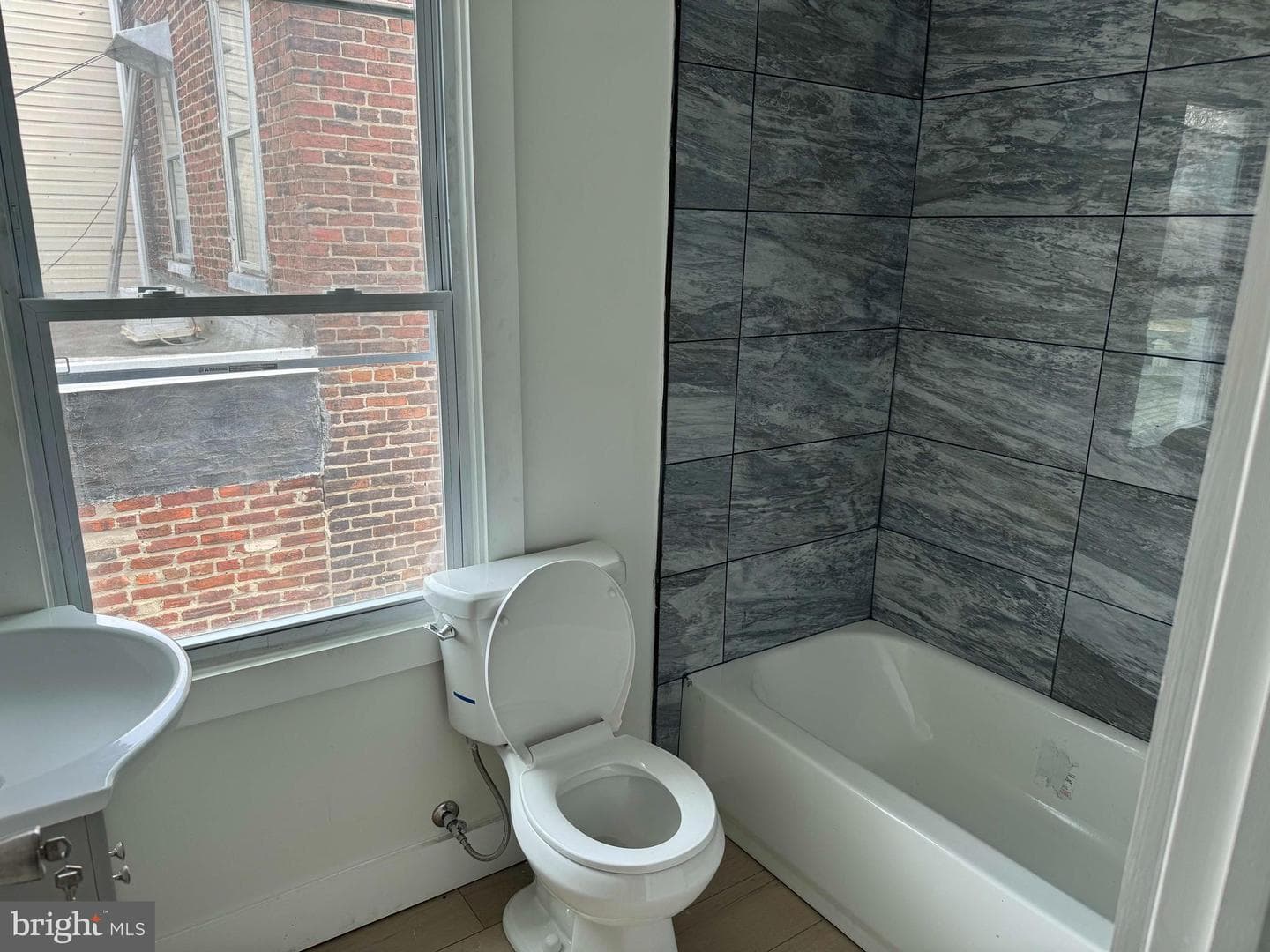 4652 James Street photo 6