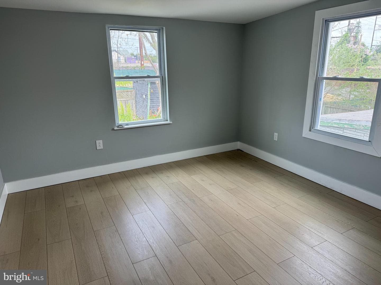 4652 James Street photo 8
