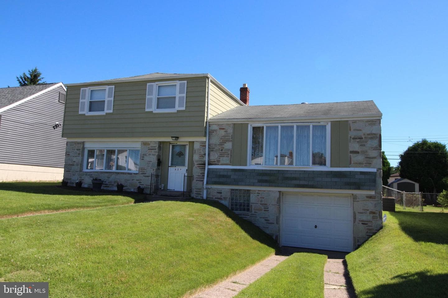 829 Densmore Road photo 2