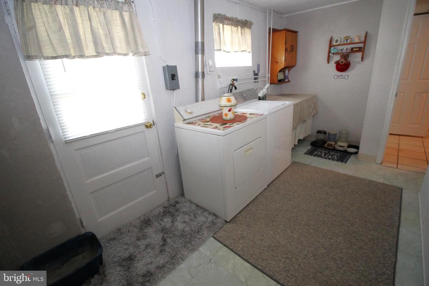 829 Densmore Road photo 32