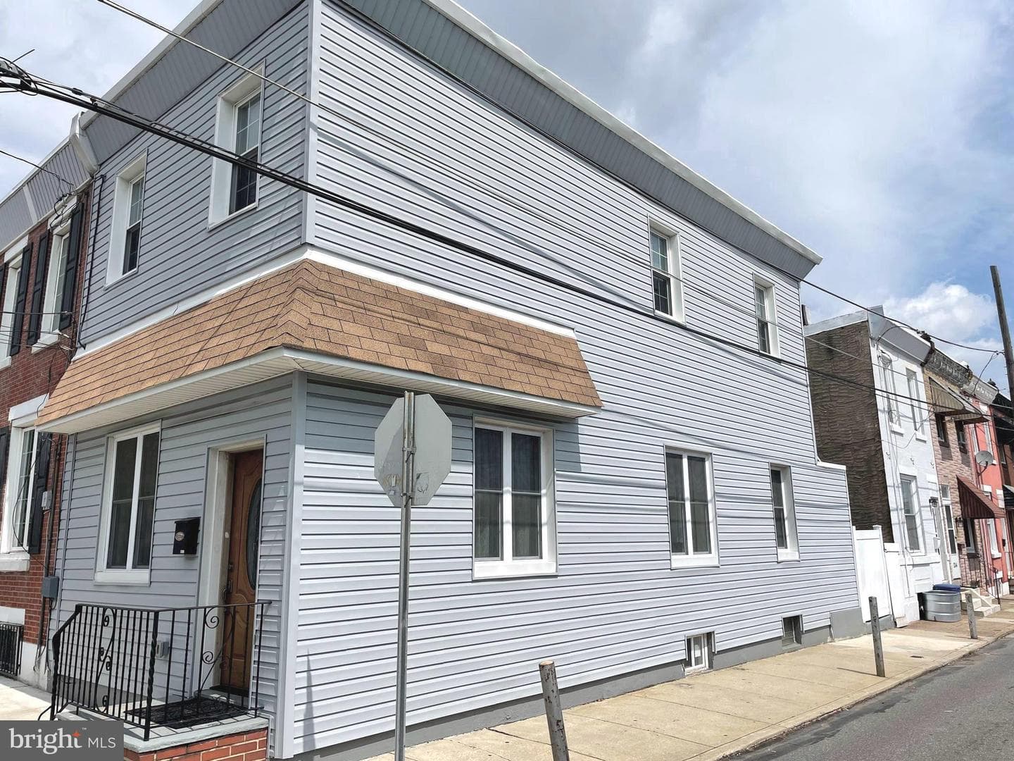 2739 E Madison Street photo 1