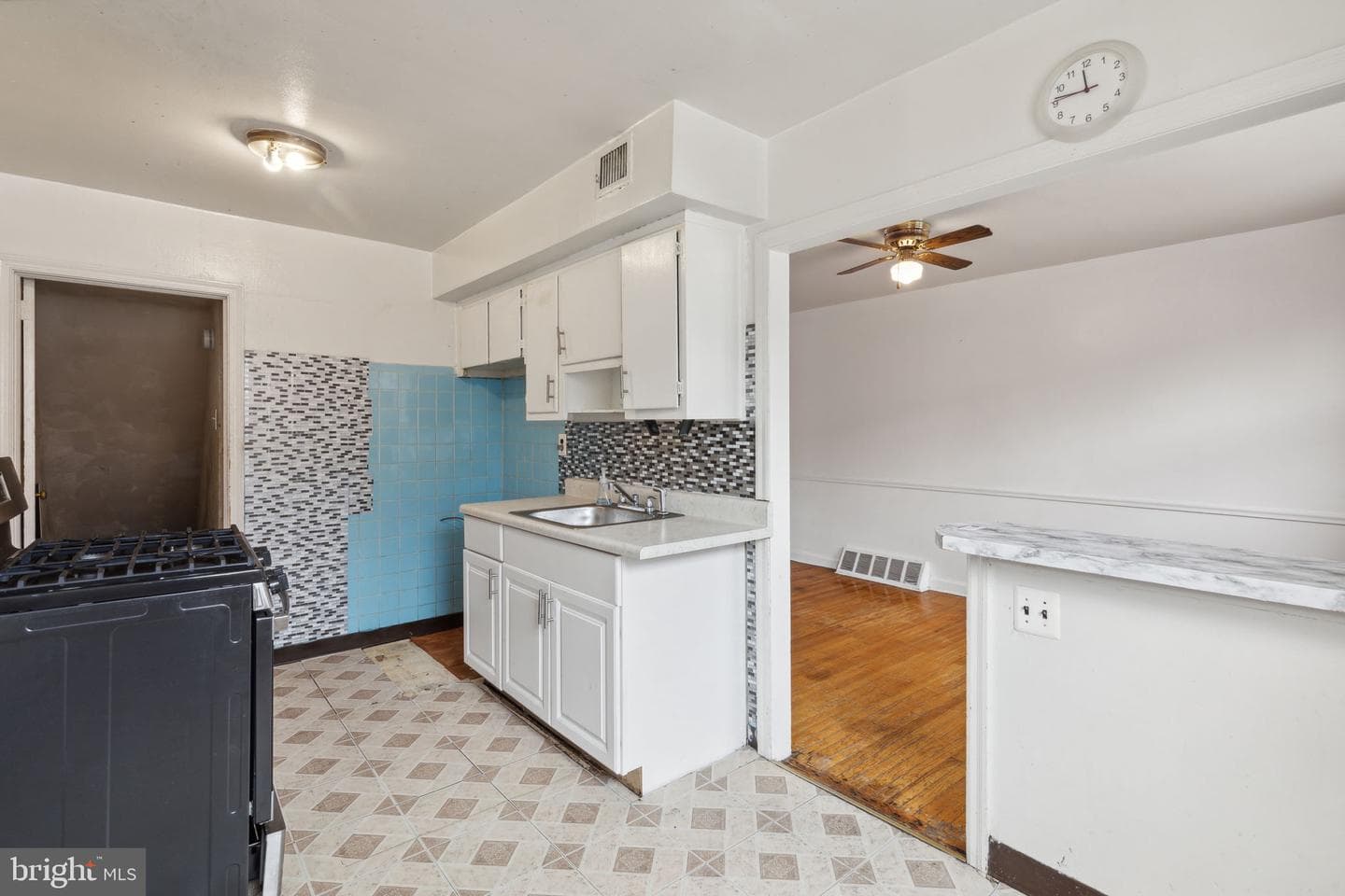 6325 Elmhurst Street photo 9