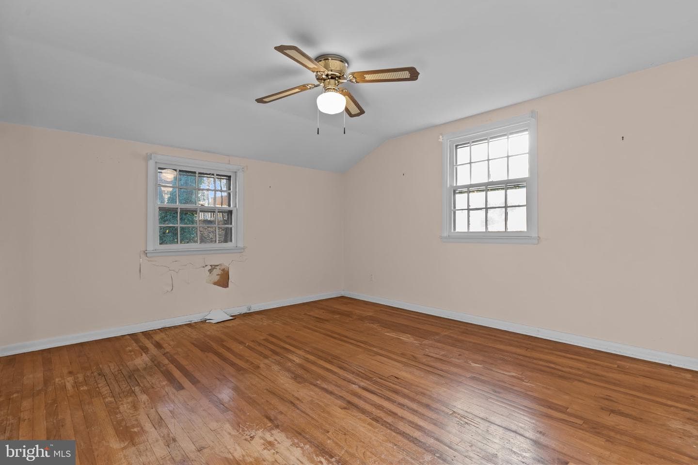 910 E Cathedral Road photo 18