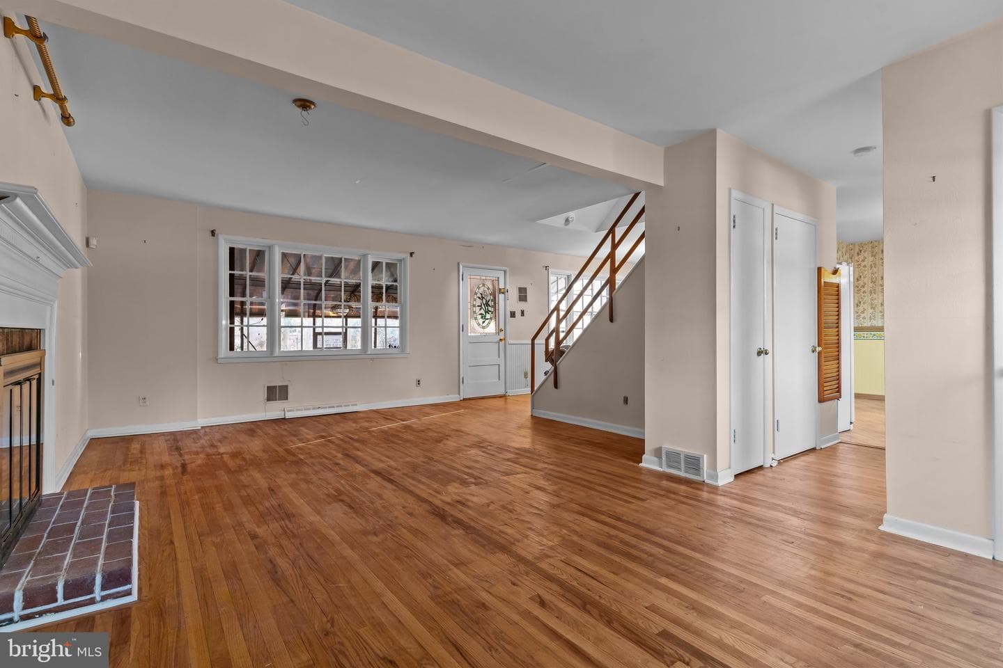 910 E Cathedral Road photo 3