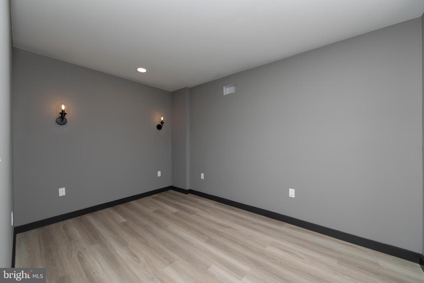832 League Street photo 15