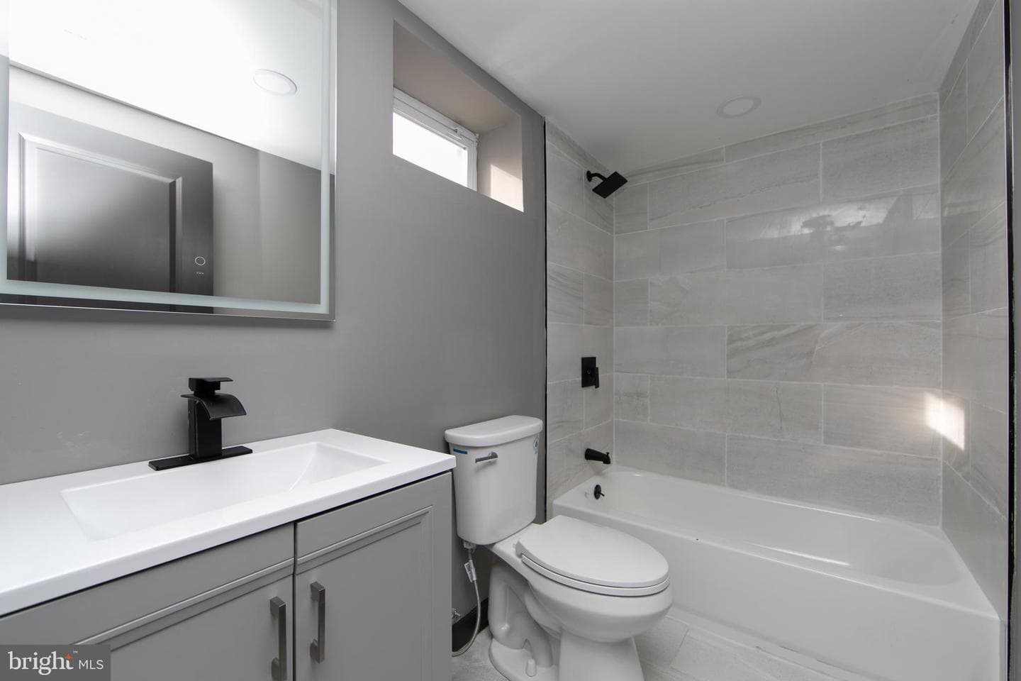 832 League Street photo 16