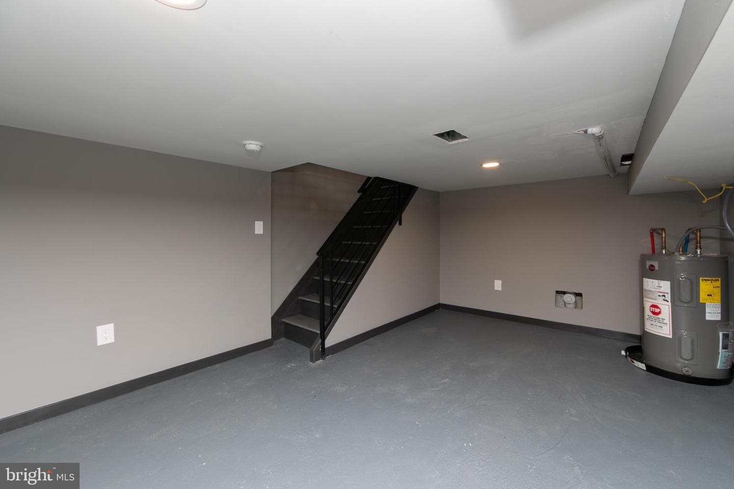 832 League Street photo 22