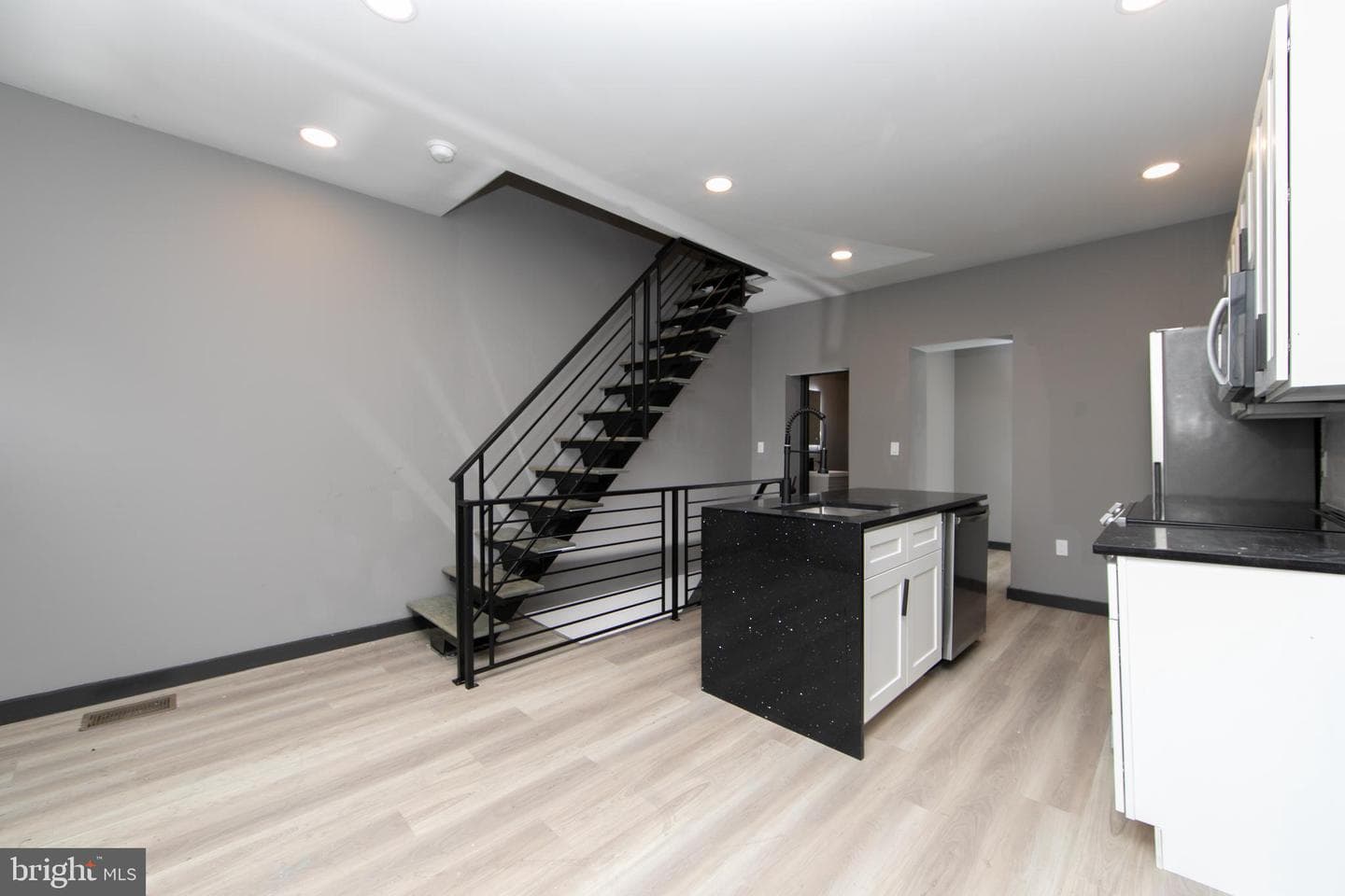 832 League Street photo 4