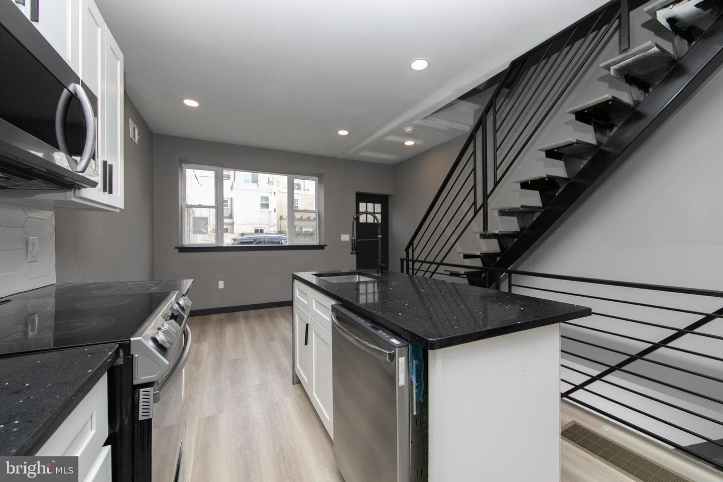 832 League Street photo 5