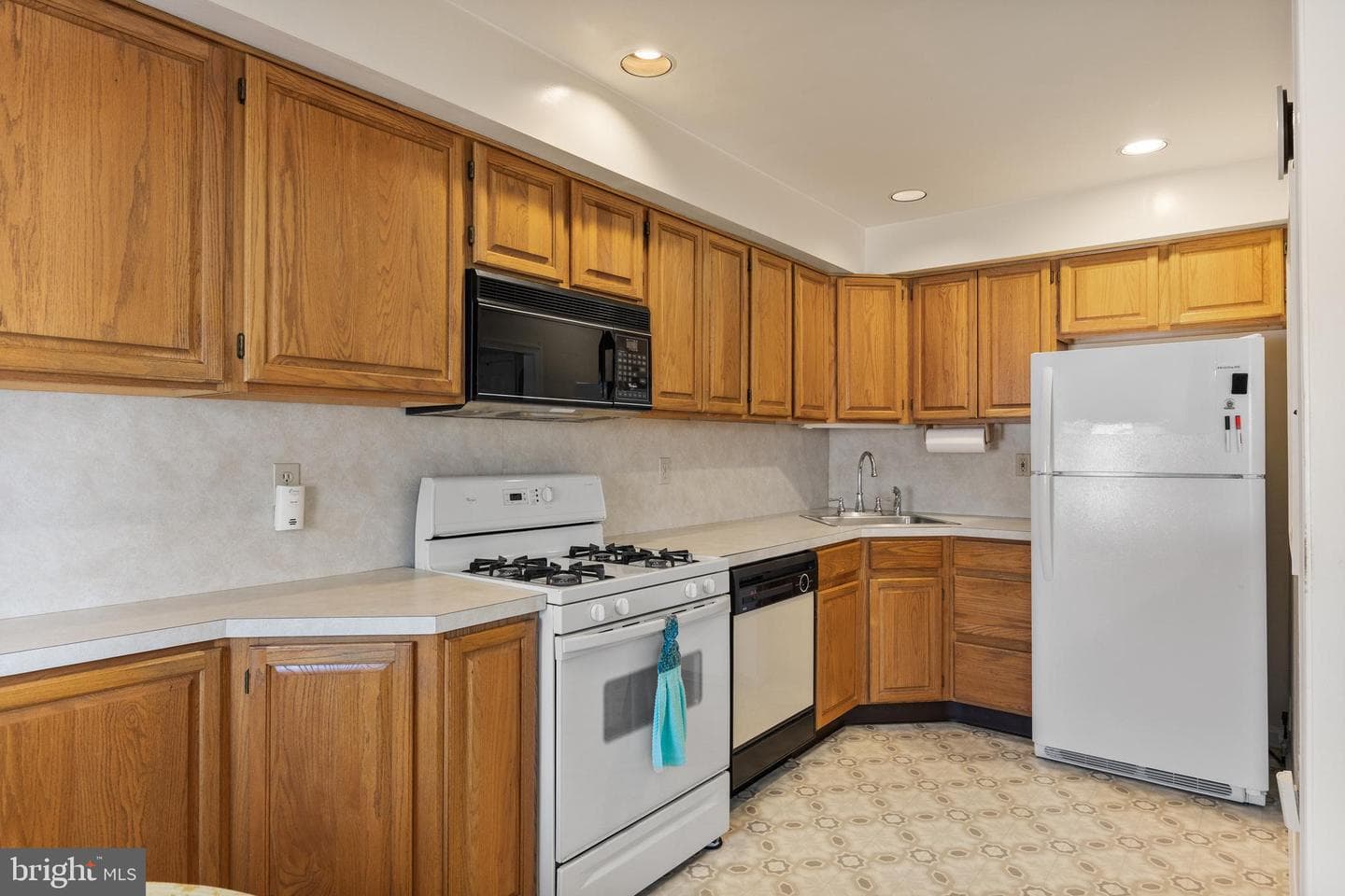 3043 Tremont Street photo 9