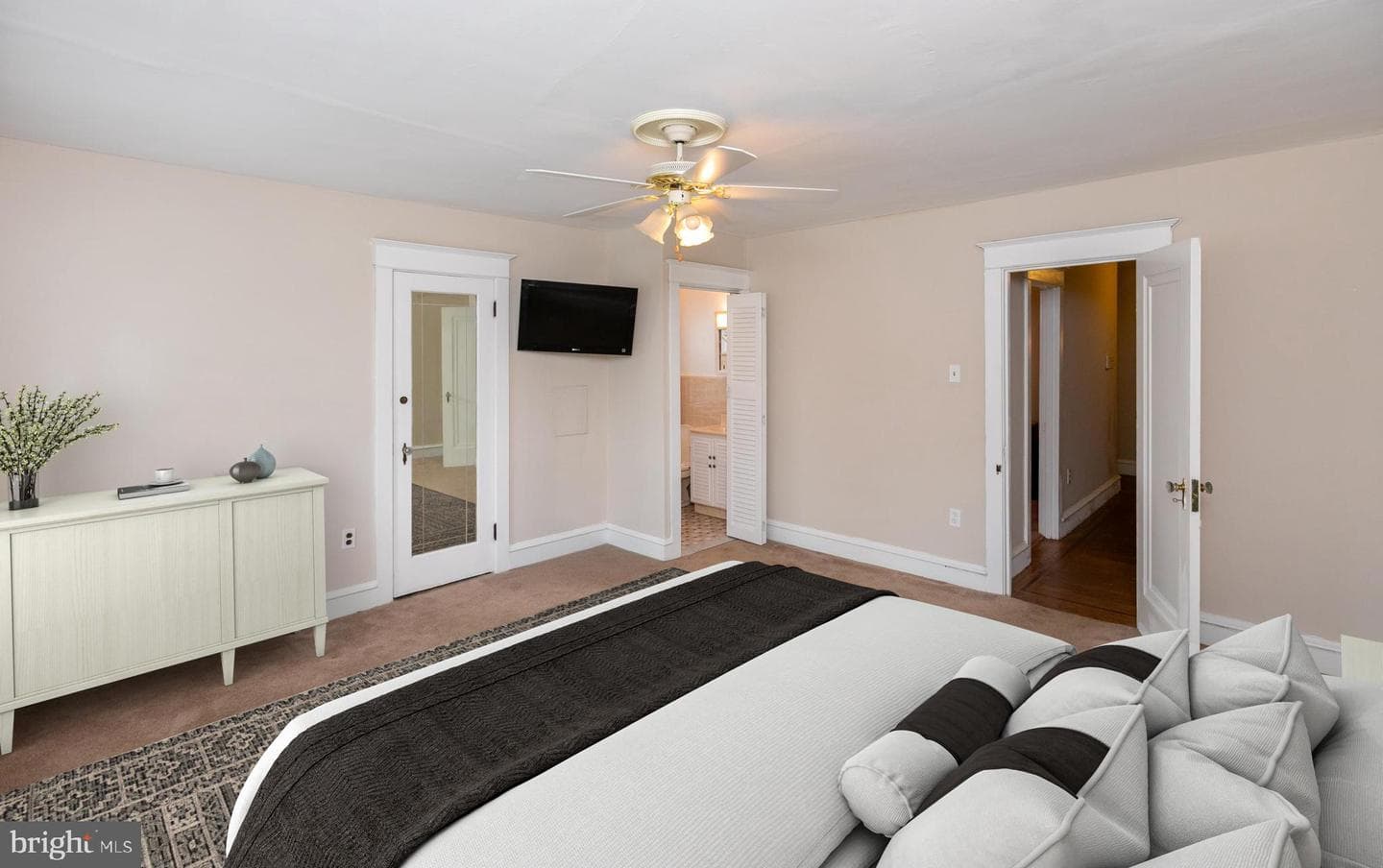 1052 Allengrove Street photo 5