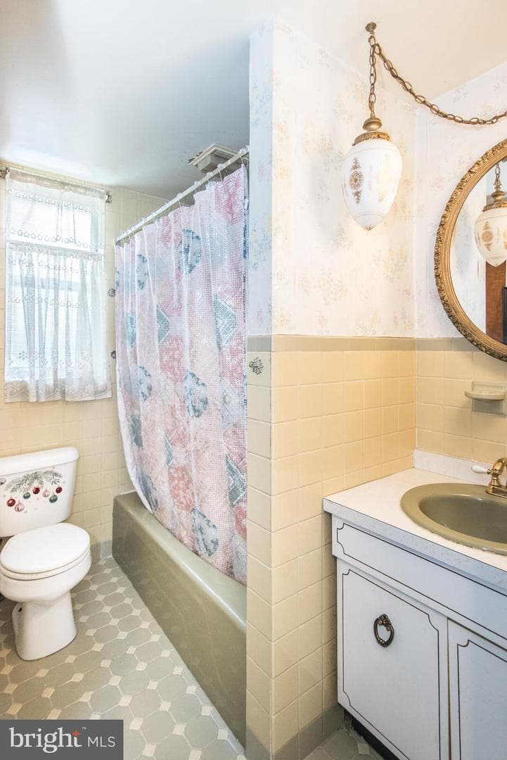 2561 E Somerset Street photo 58