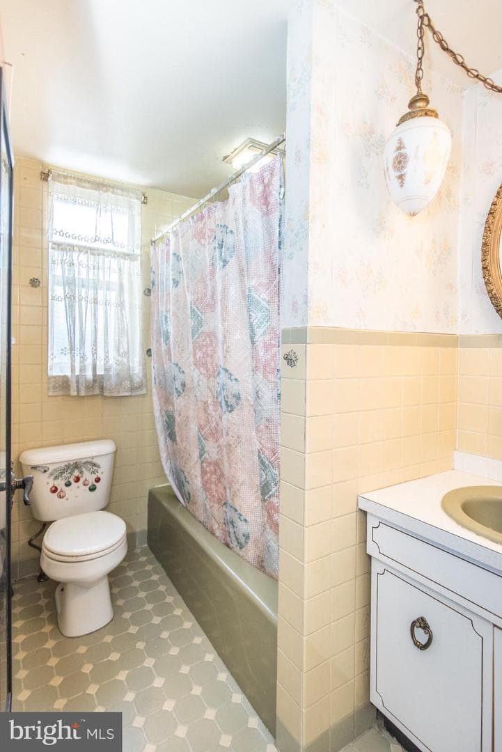 2561 E Somerset Street photo 59