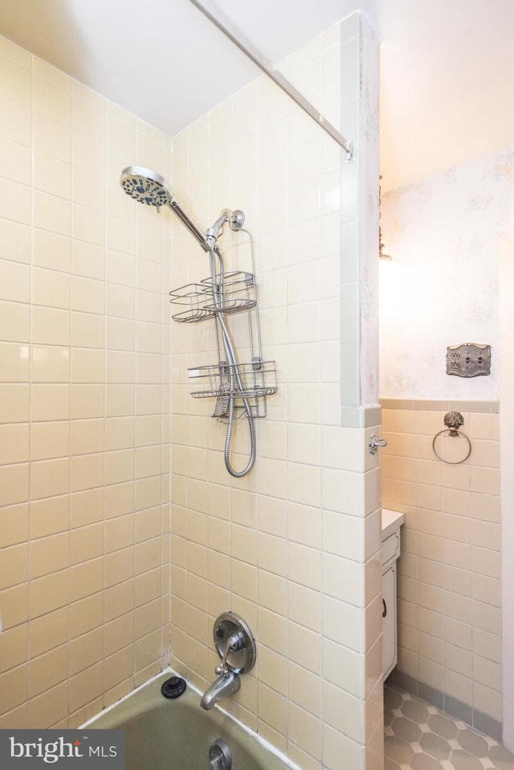 2561 E Somerset Street photo 61