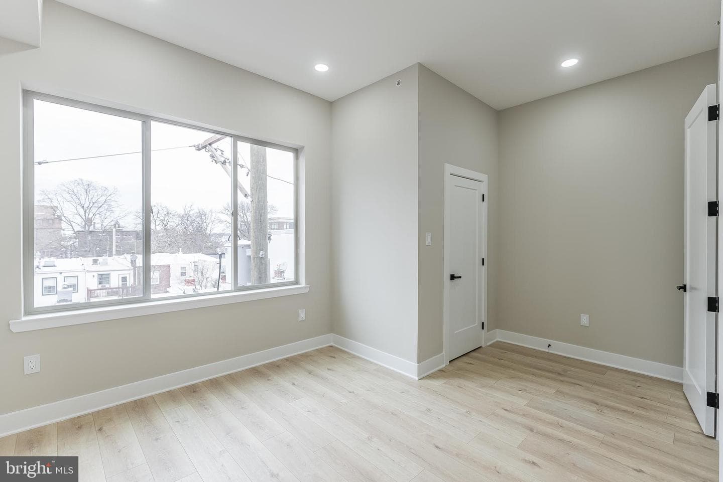 3233 Mercer Street photo 22