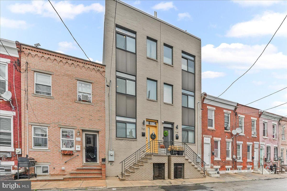721 Daly Street photo 2