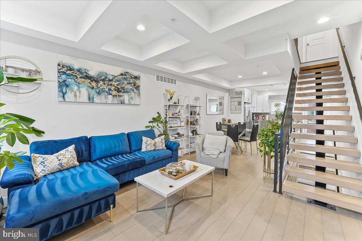 721 Daly Street photo 3