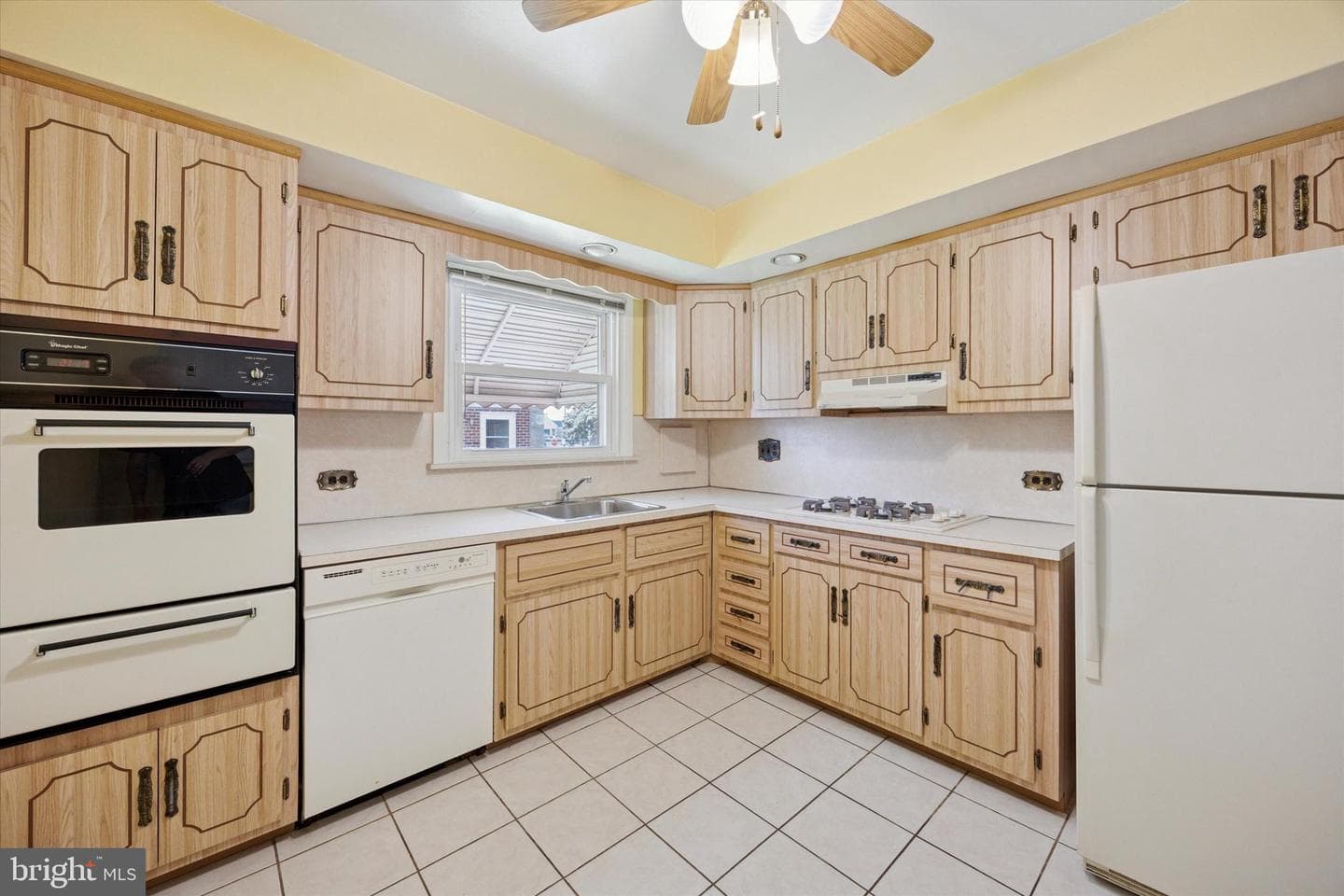 1147 Glenn Street photo 2
