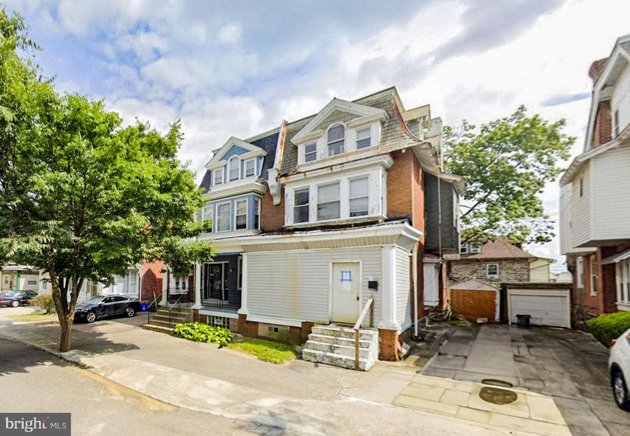6136 W Oxford Street photo 2