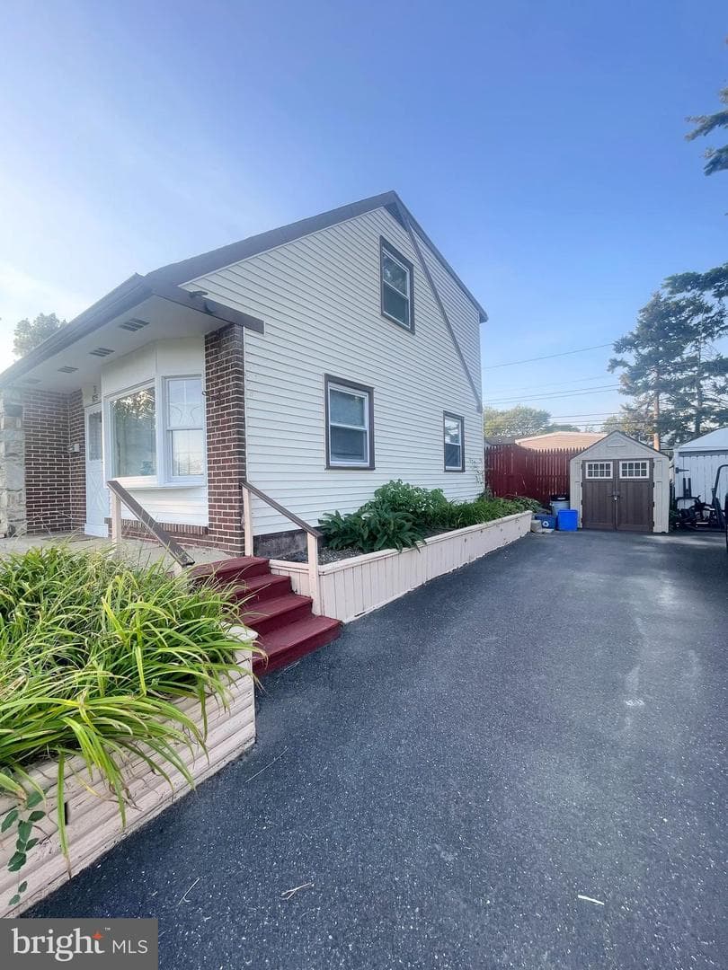 825 Delray Street photo 37