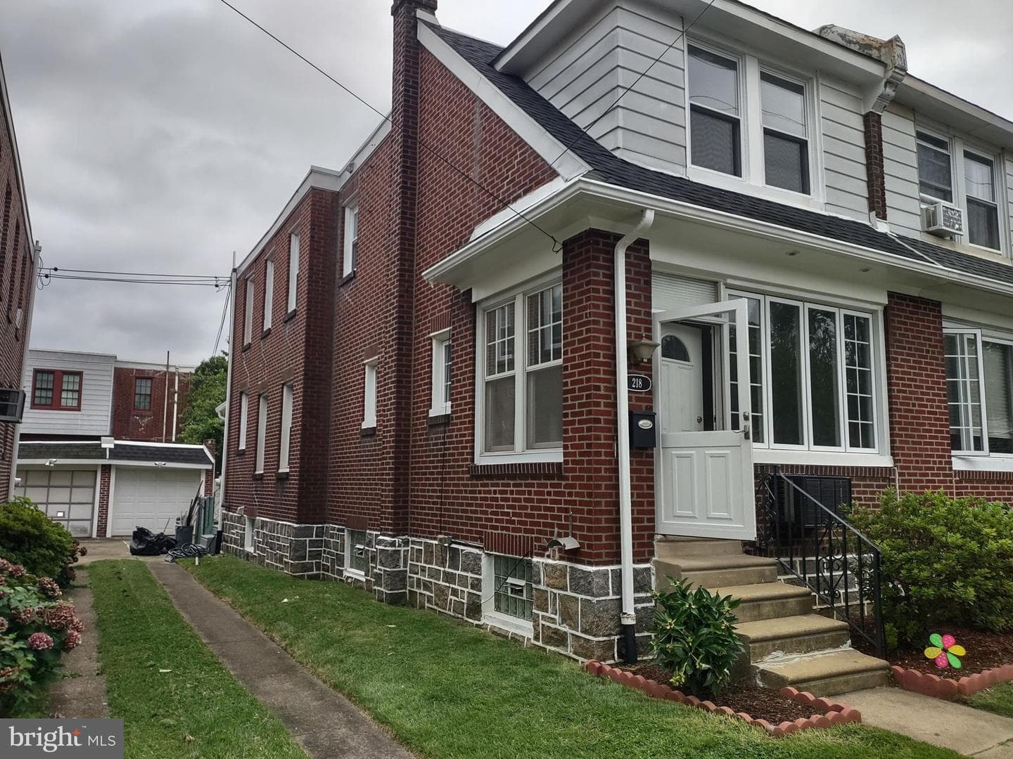 218 Hartel Avenue photo 1