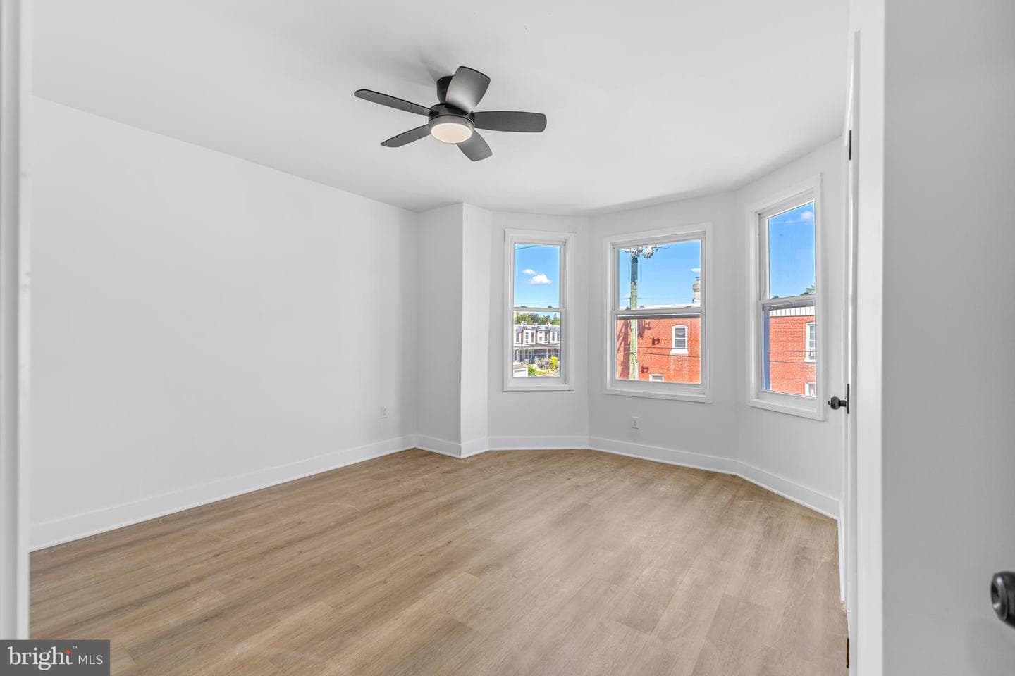 5448 Media Street photo 9