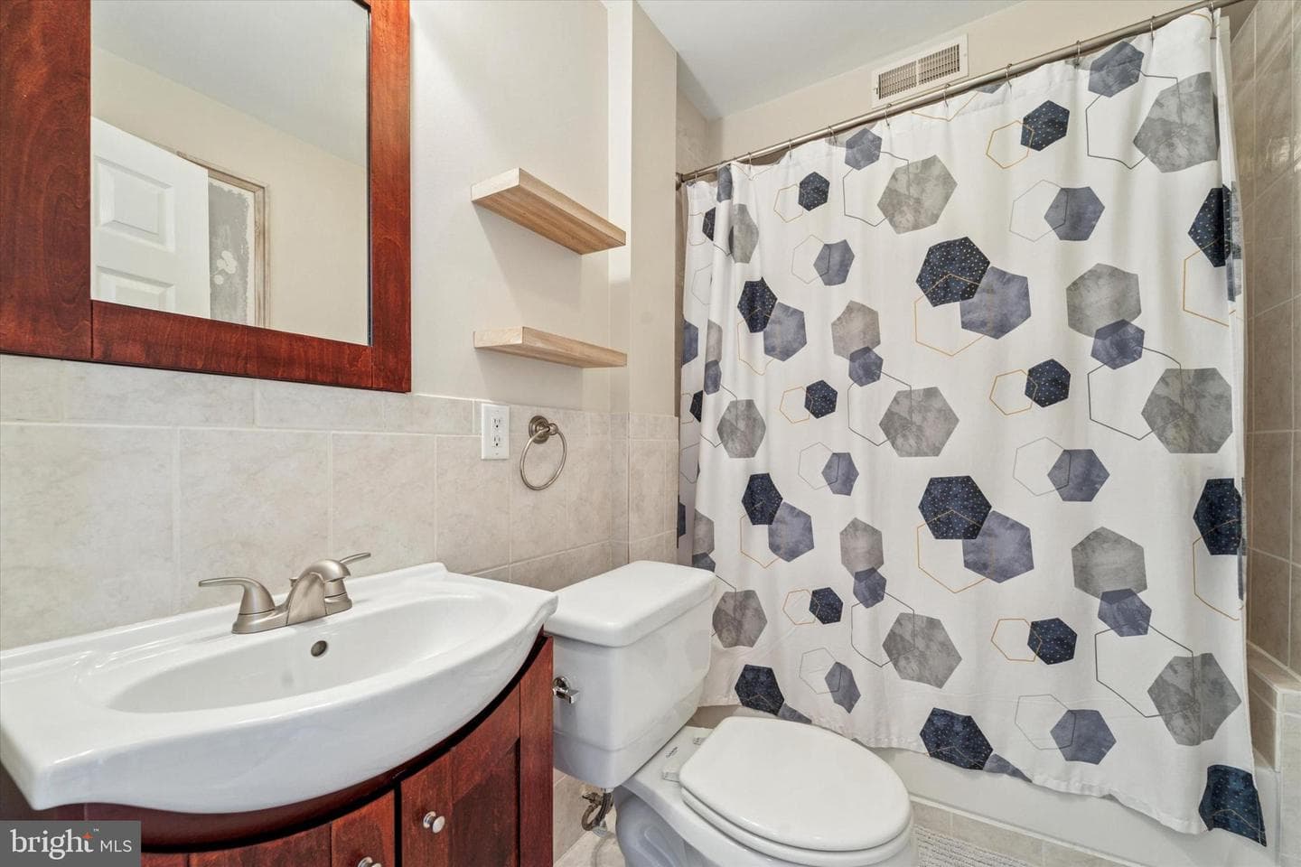 532 E Cabot Street photo 18