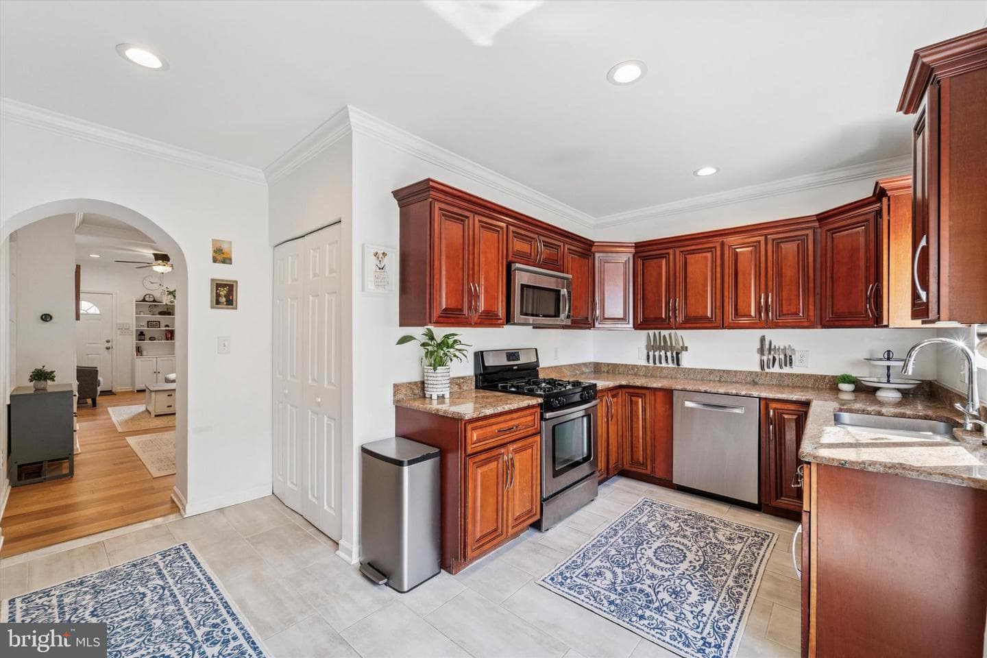 532 E Cabot Street photo 7