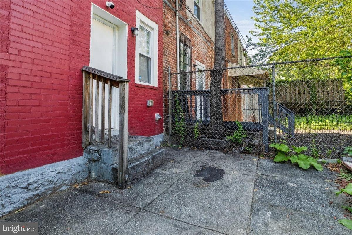 1529 N Robinson Street photo 13