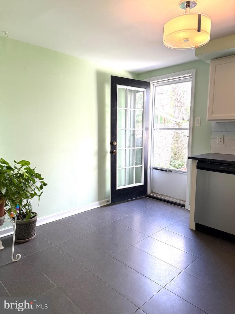 429 Dudley Street photo 9