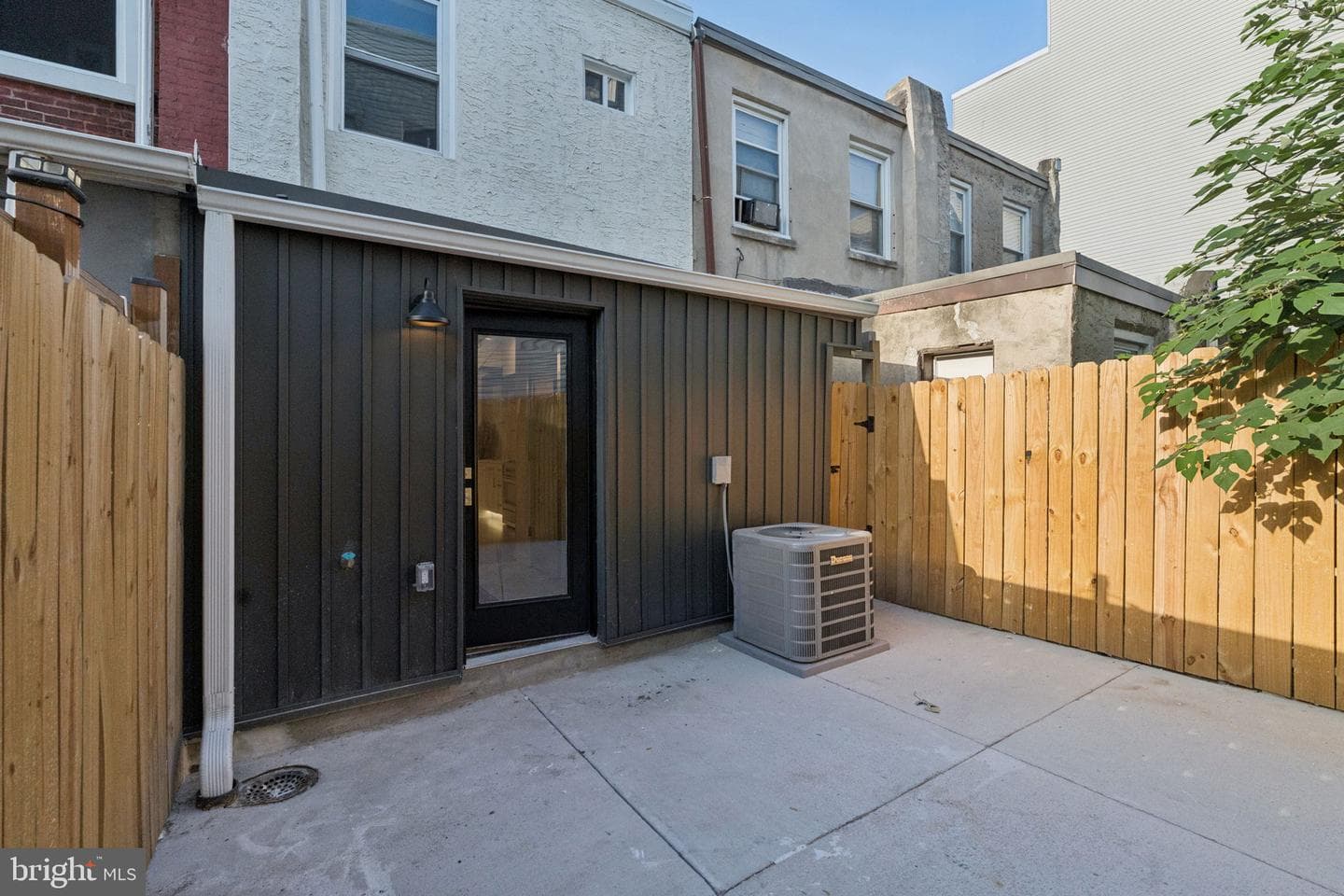 2728 W Cabot Street photo 14