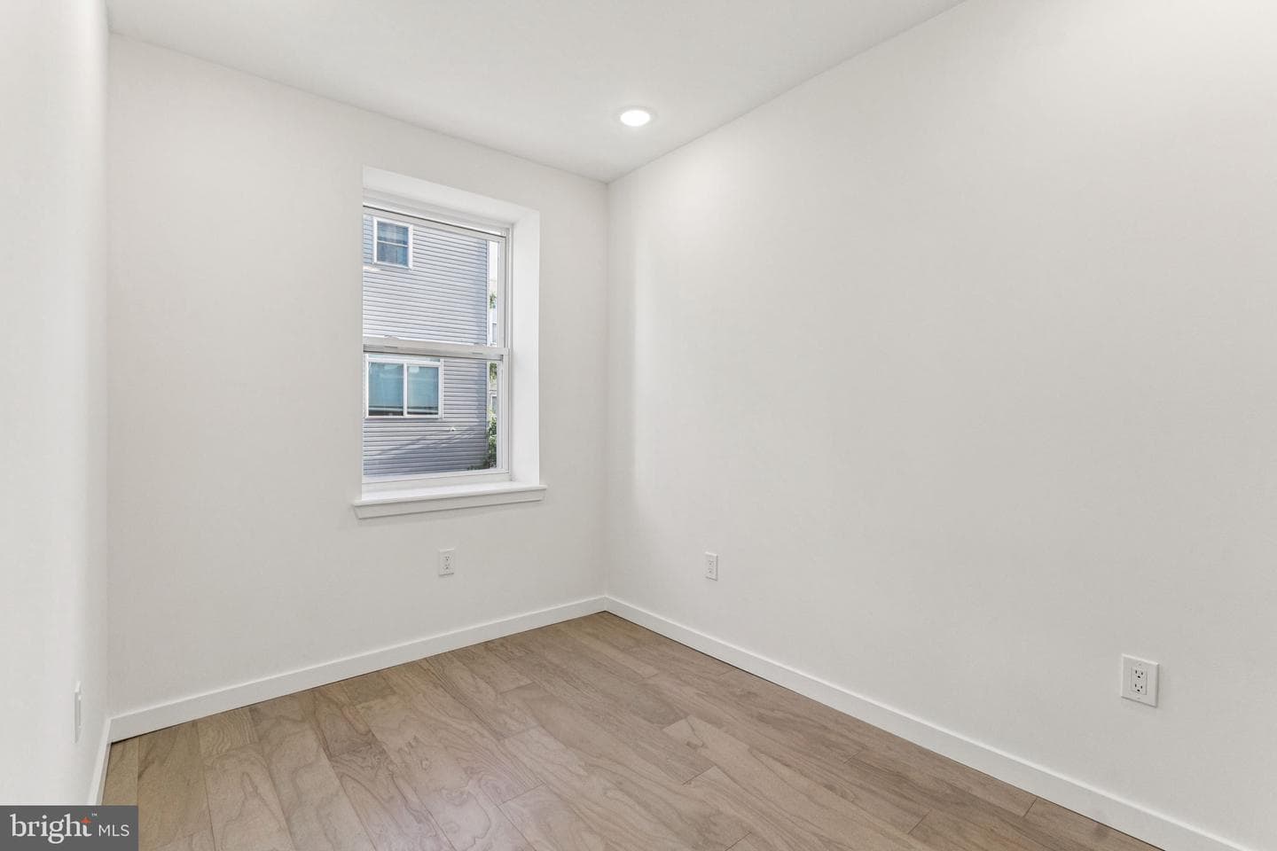 2728 W Cabot Street photo 19