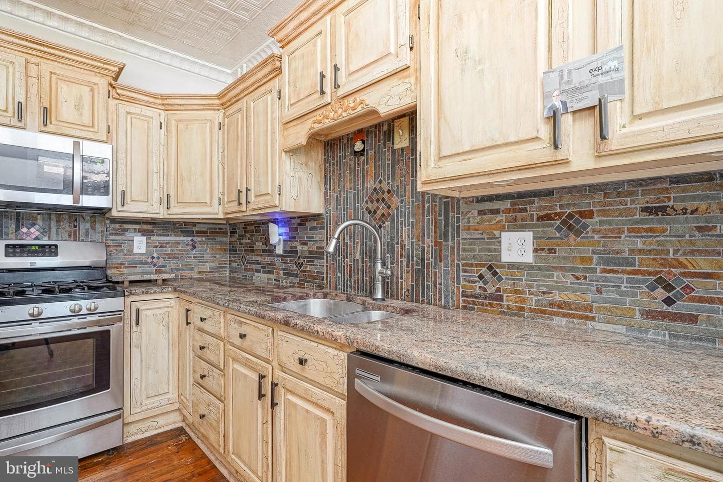 576 Hermitage Street photo 17