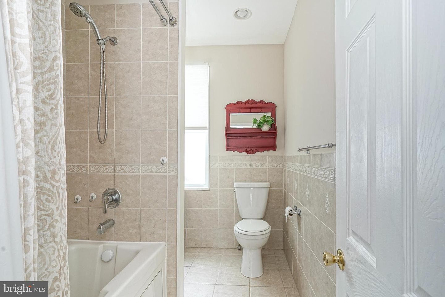 576 Hermitage Street photo 32