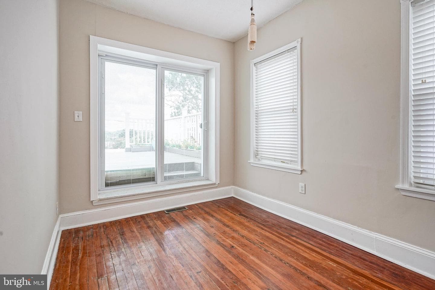 576 Hermitage Street photo 35