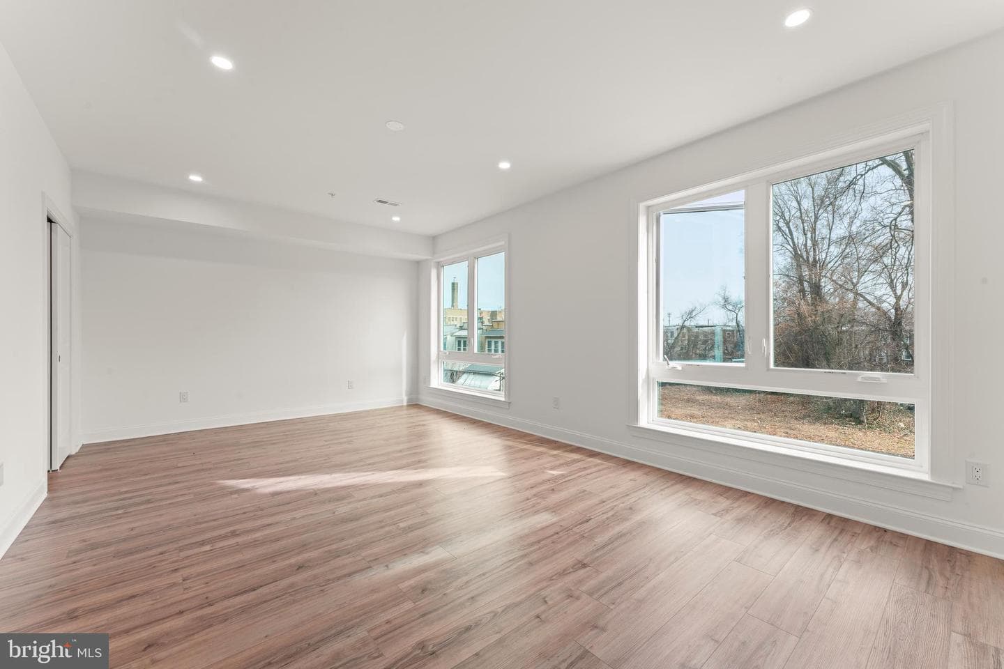 257 E Sharpnack Street photo 31