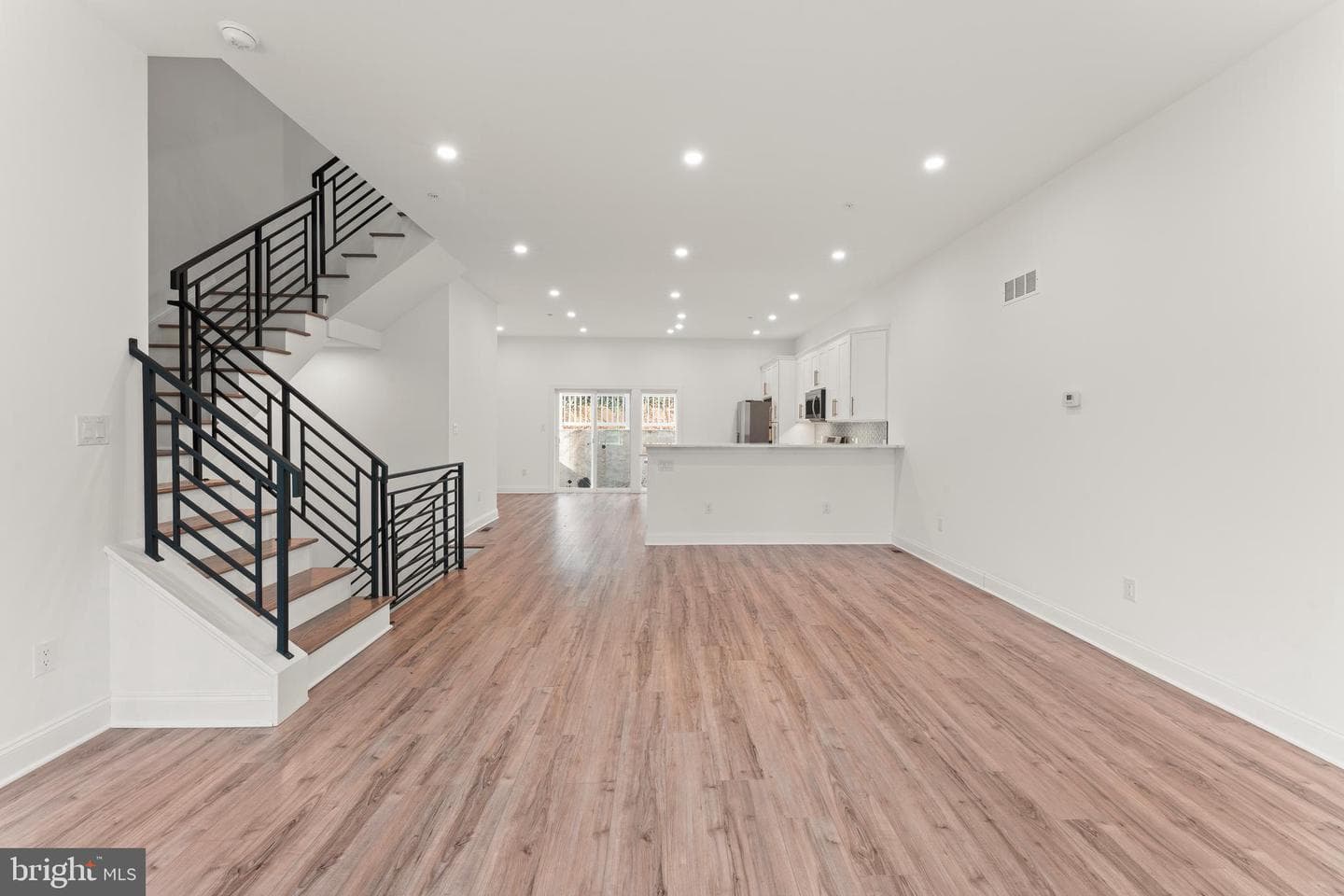 257 E Sharpnack Street photo 7