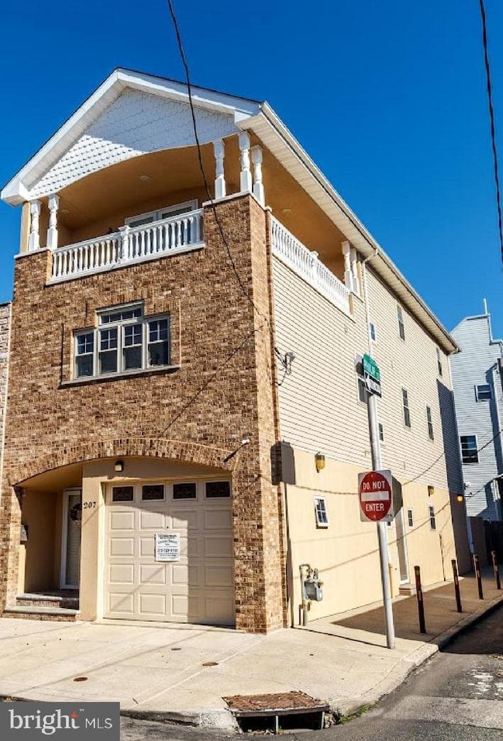 207 Moore St