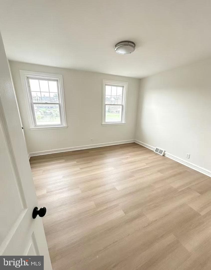 1858 Glendale Avenue photo 6