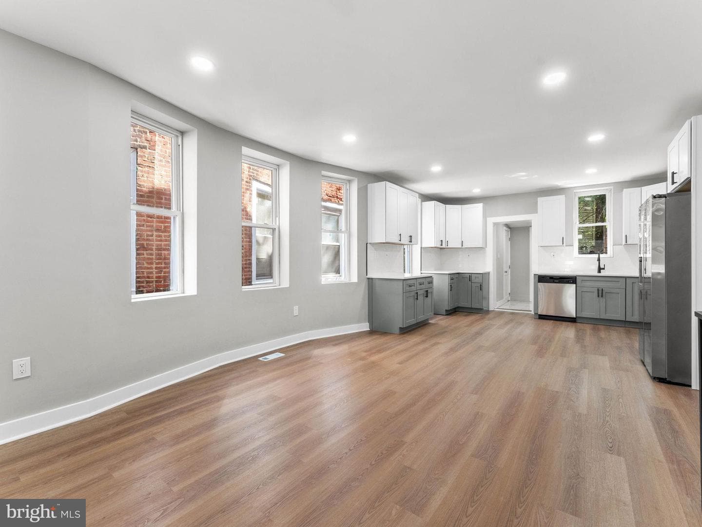 228 W Seymour Street photo 4