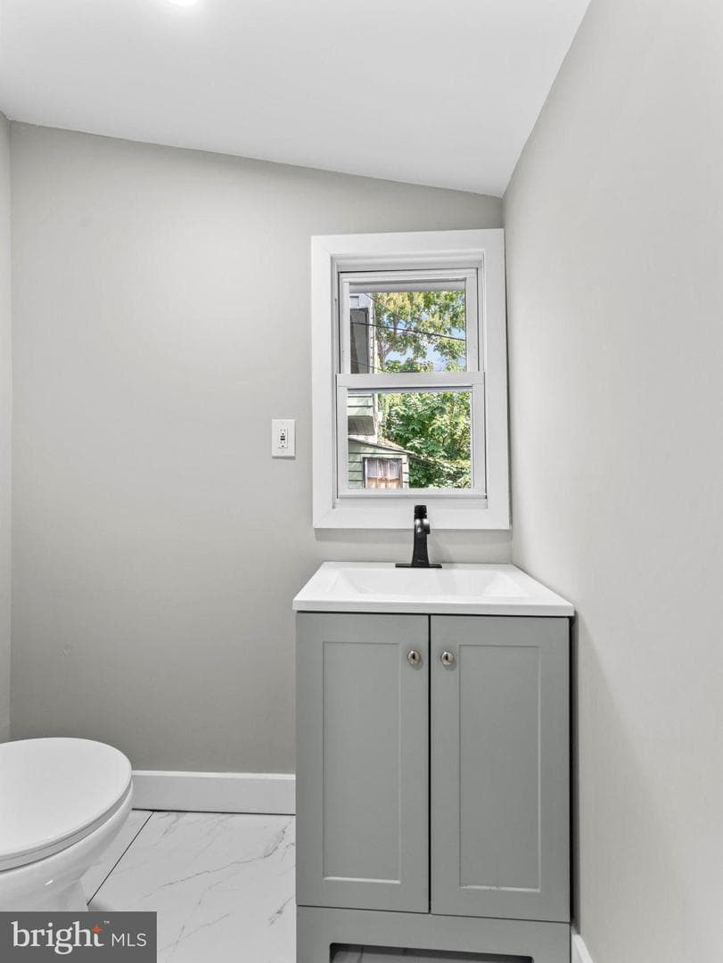228 W Seymour Street photo 5