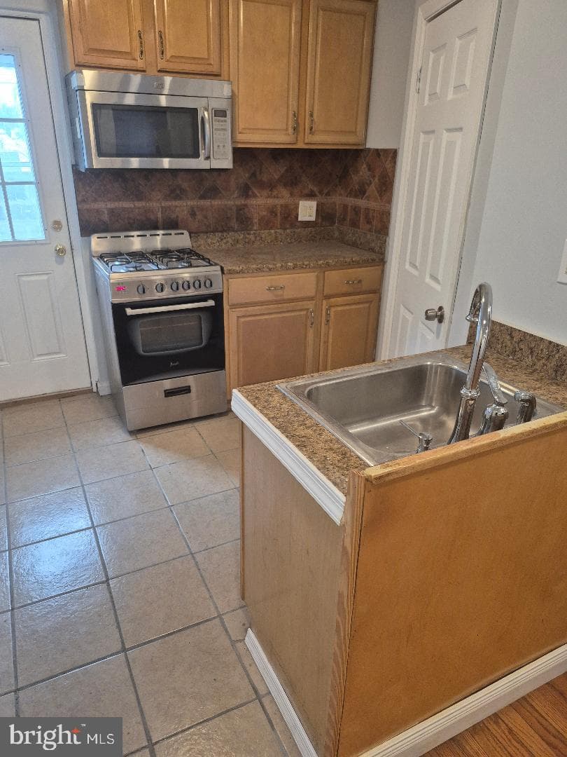 2528 Turner Street photo 9