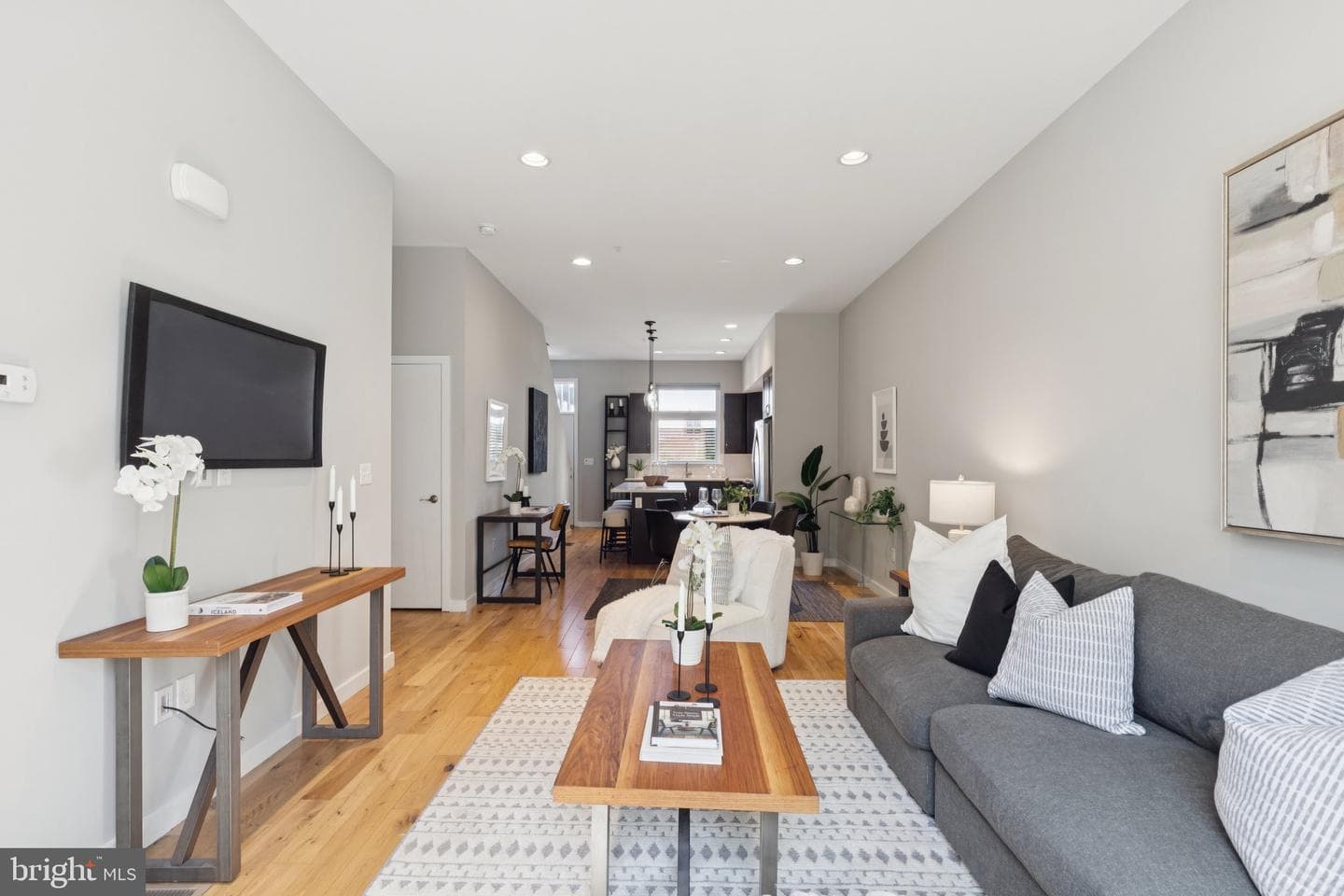 231 W Thompson Street photo 1
