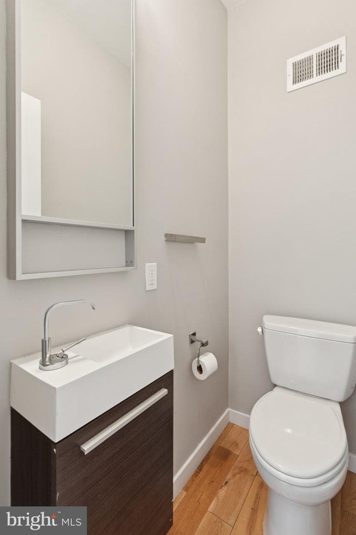 231 W Thompson Street photo 11