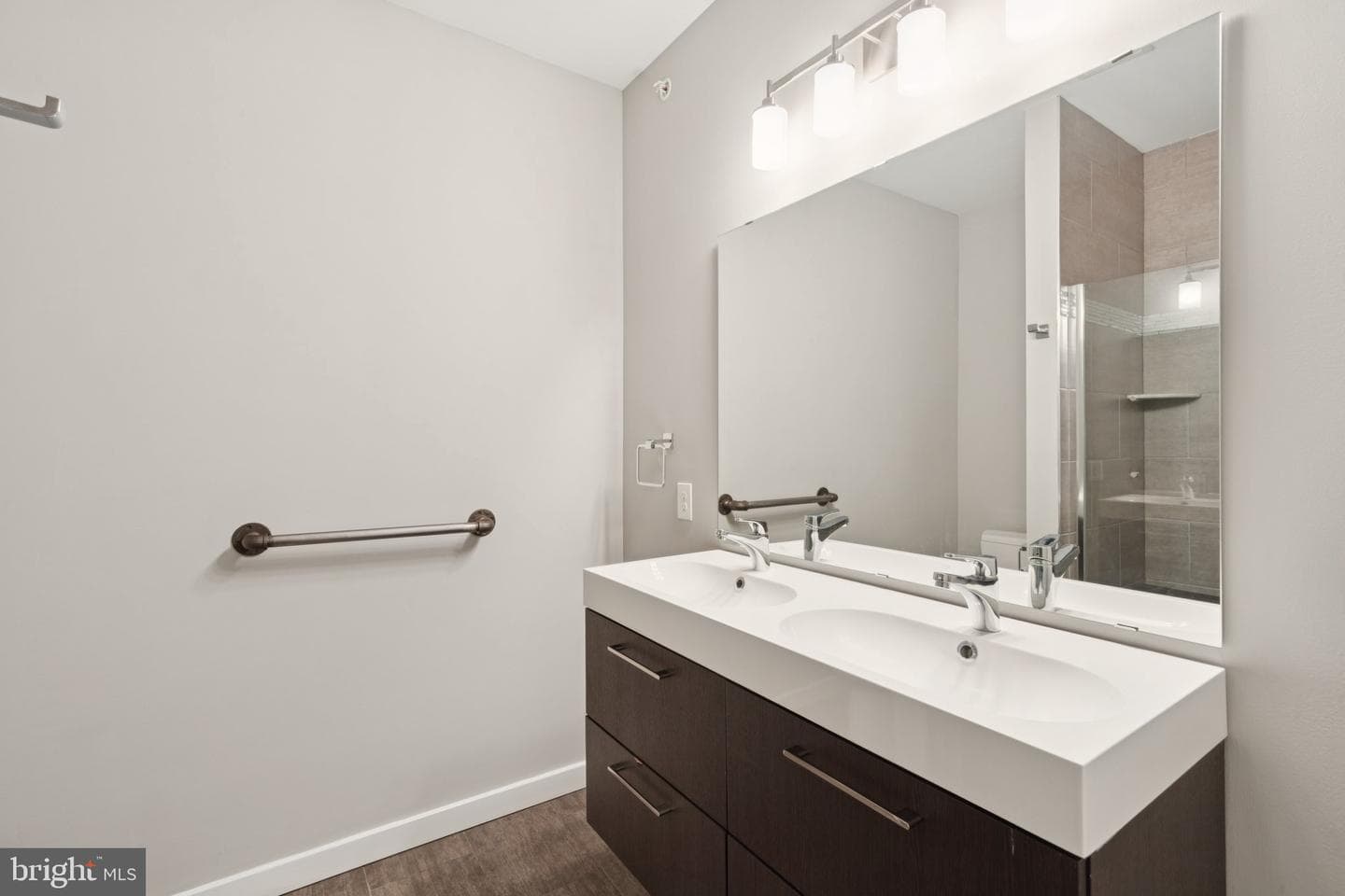 231 W Thompson Street photo 20